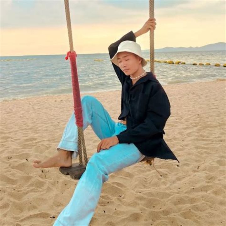 4U: Your Ultimate Guide to Bollywood