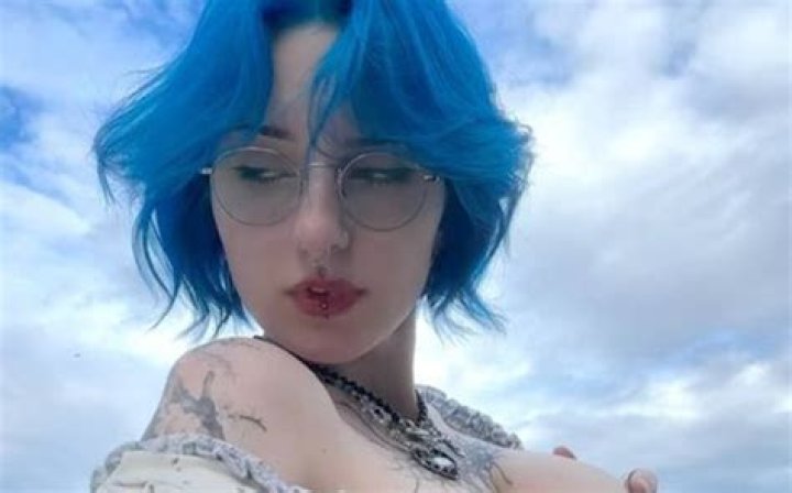 Discovering Lyra Crow: A Look at the Online Creator