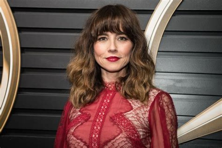 Does Linda Cardellini Smoke Cigarettes? A Deep Dive Into the Actress's Lifestyle and Rumors