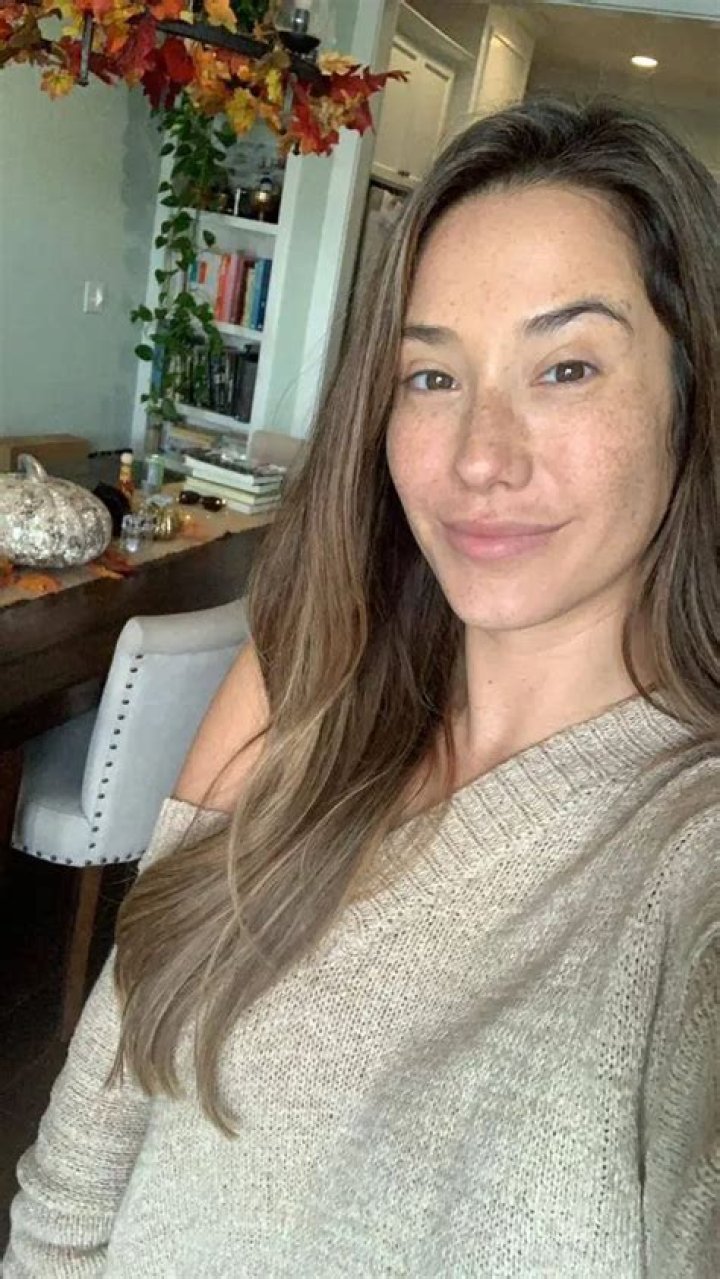 Eva Lovia GIFs: Adding a Unique Touch to Your Digital Conversations