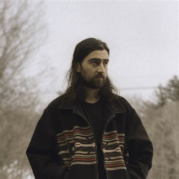 Exploring Noah Kahan Political Views: An Artist's Voice in a Shifting World