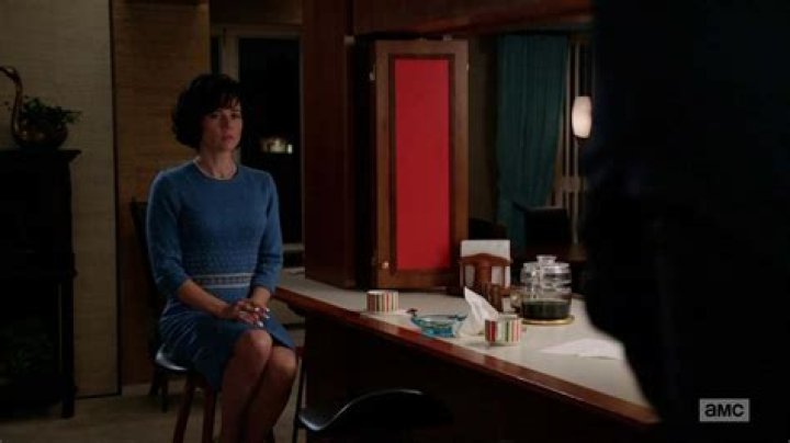 Is Linda Cardellini a Smoker? Unveiling the Truth Behind the Rumors