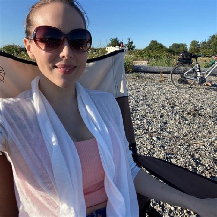 Katie Banks Selfies Pictures: Exploring Purity and Digital Moments