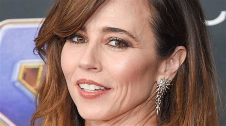 Linda Cardellini: A Smoker or Just a Hollywood Myth? Unveiling the Truth