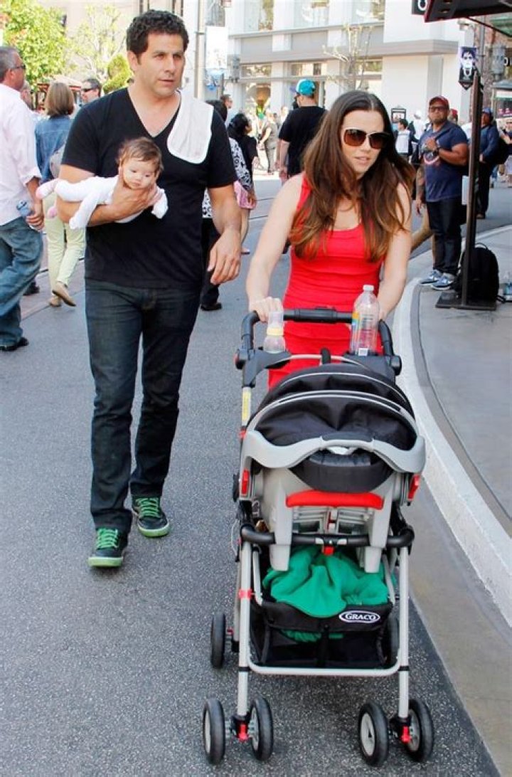 Linda Cardellini Smoke? The Truth Behind the Rumors