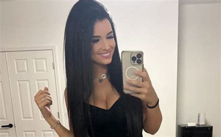 Luckless Holly: Exploring the Journey of a Multi-Talented Digital Creator